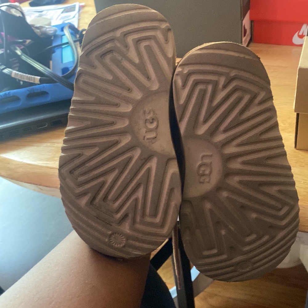 Tan uggs size 9 - Picture 6 of 7